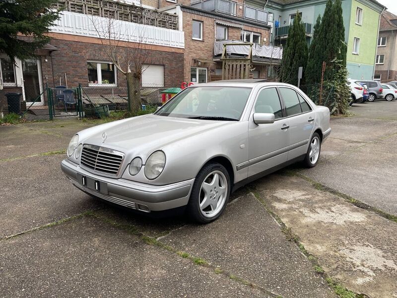 Grau Gebraucht 1996 Mercedes E200 Elegance Limousine | 2.999 € (Fairer Preis) - Bild 1/4