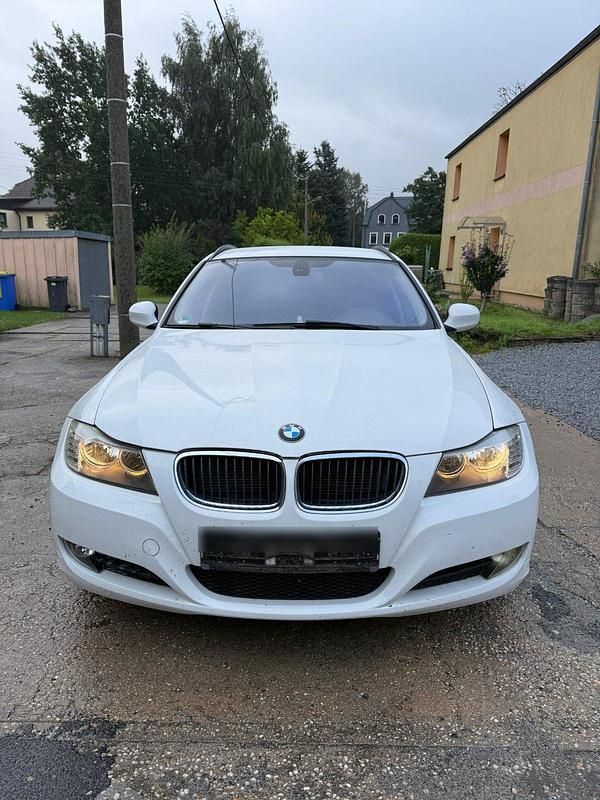 Weiß Gebraucht 2012 BMW 318 Kombi | 5.900 € (Guter Preis) - Bild 1/4