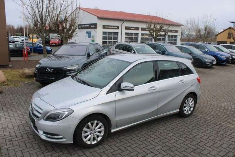 Polarsilber metalliclack Gebraucht 2014 Mercedes B180 Sport Van / Kleinbus | 13.900 € (Fairer Preis) - Bild 1/4