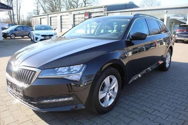 Schwarz metallic Gebraucht 2022 Skoda Superb Business Line Kombi | 30.930 € (Fairer Preis) - Bild 1/4
