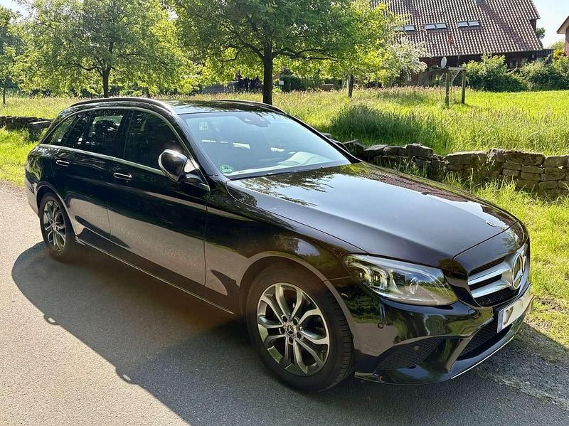 Schwarz Gebraucht 2019 Mercedes C180 Avantgarde Kombi | 21.700 € (Guter Preis) - Bild 1/4