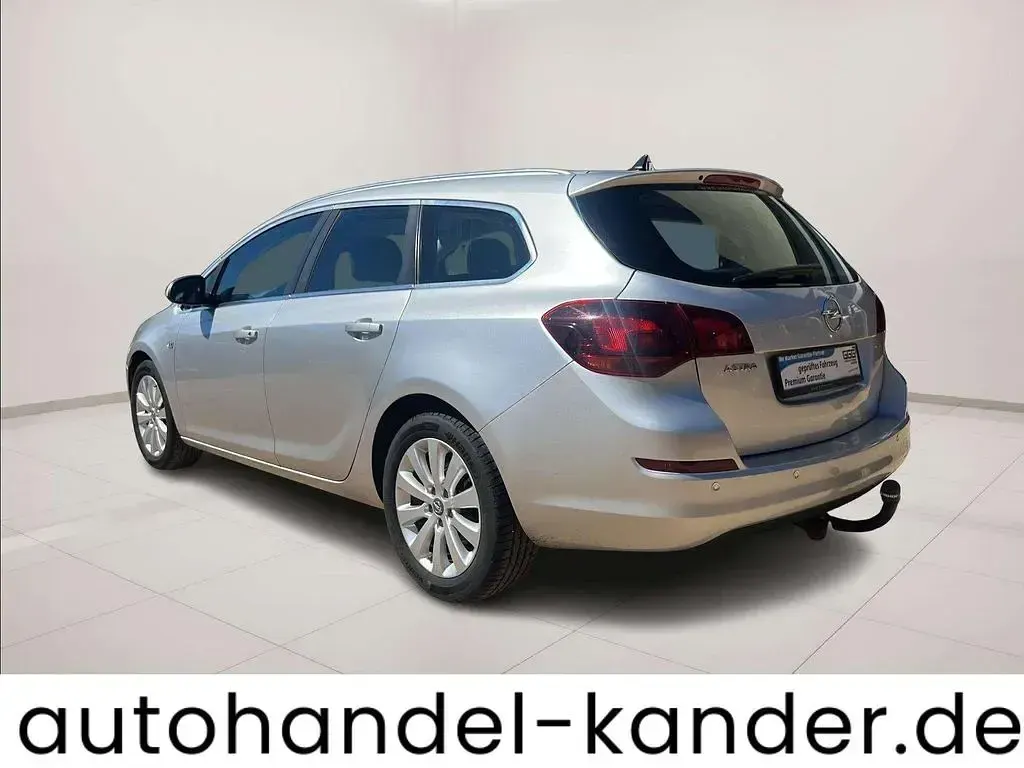 Używany Opel Astra Innovation 110 KM (80 kW) 2011 Szary Sedan/Limuzyna