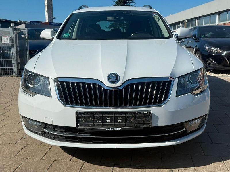 Weiß Gebraucht 2015 Skoda Superb Best of Kombi | 8.200 € (Fairer Preis) - Bild 1/4