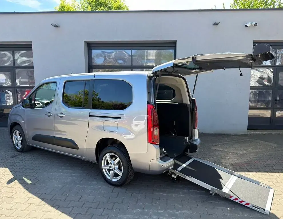 Używany Opel Combo 131 KM (96 kW) 2022 Szary Minivan