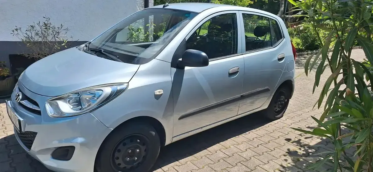 Gebraucht Hyundai i10 69 PS (50 kW) 2013 Silber Kleinwagen