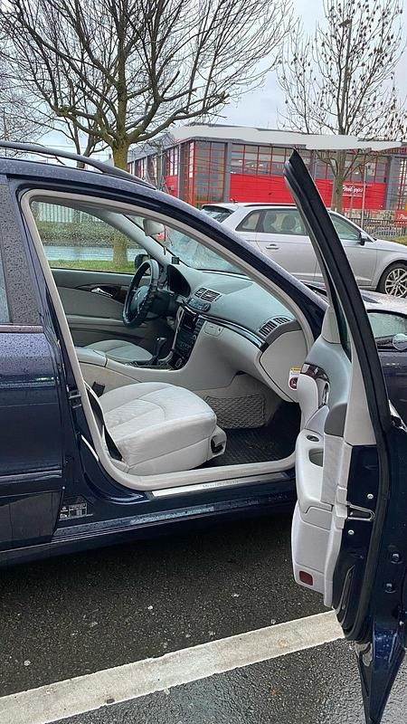 Second-hand Mercedes E220 150 CP (110 kW) 2004 Albastru Break