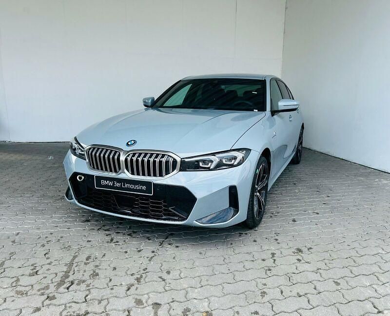 Grau Neu 2025 BMW 330e M Sport Limousine | 51.944 € - Bild 1/4