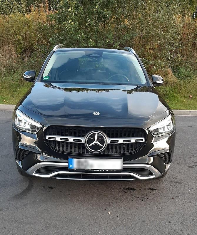 Schwarz Gebraucht 2024 Mercedes GLA200 Advanced SUV | 36.950 € (Guter Preis) - Bild 1/4