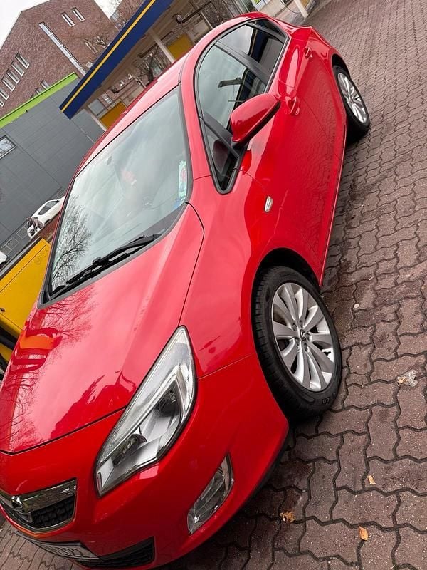 Second-hand Opel Astra 140 CP (102 kW) 2011 Roșu Hatchback