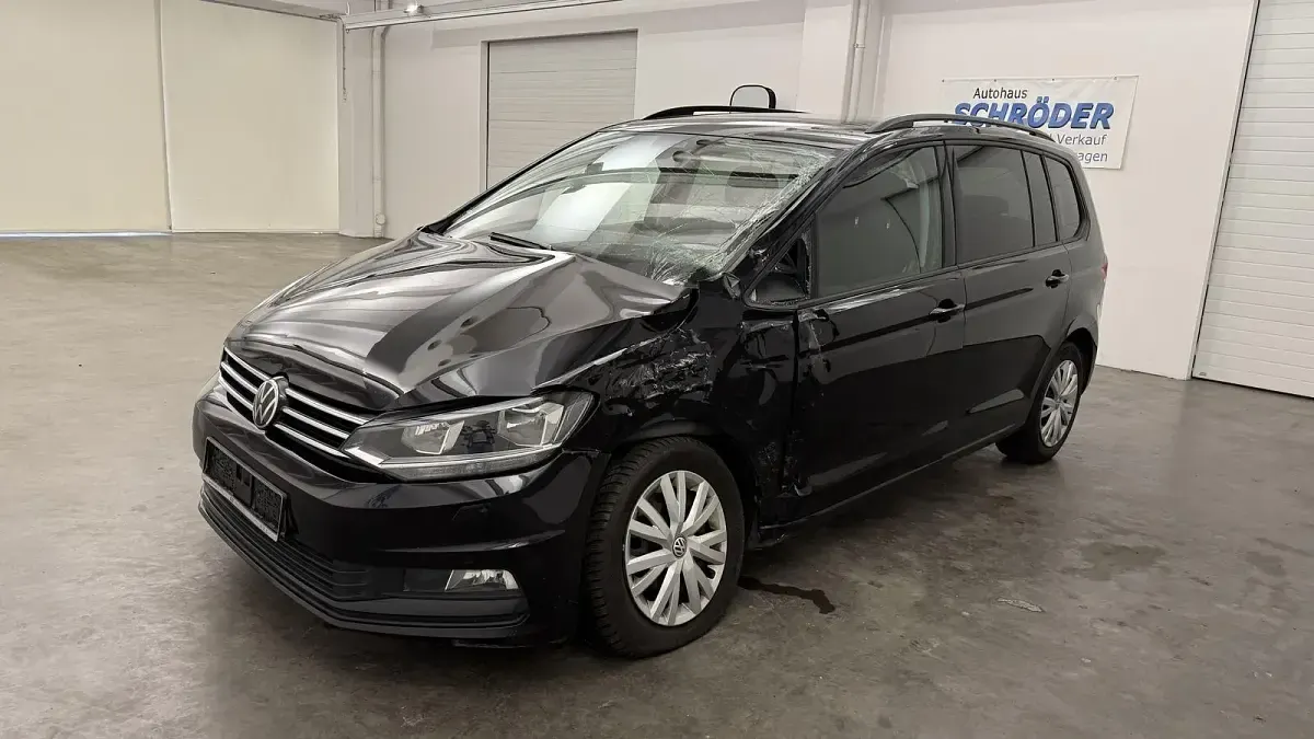 Gebraucht VW Touran Comfortline 122 PS (89 kW) 2023 Schwarz Van / Kleinbus