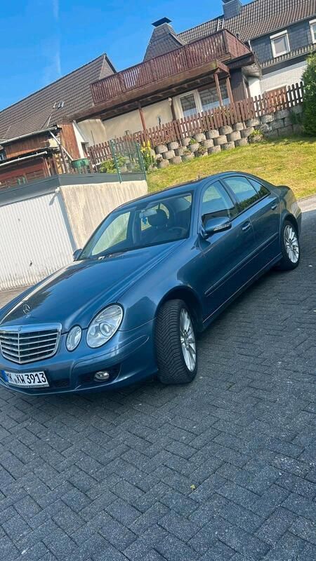 Blau Gebraucht 2006 Mercedes E350 Limousine | 8.700 € (Fairer Preis) - Bild 1/4