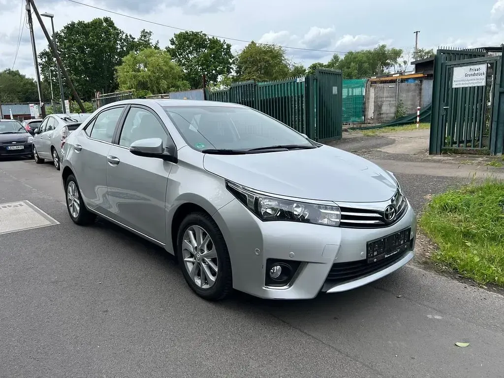 Gebraucht Toyota Corolla Life+ 132 PS (97 kW) 2015 Silber Limousine