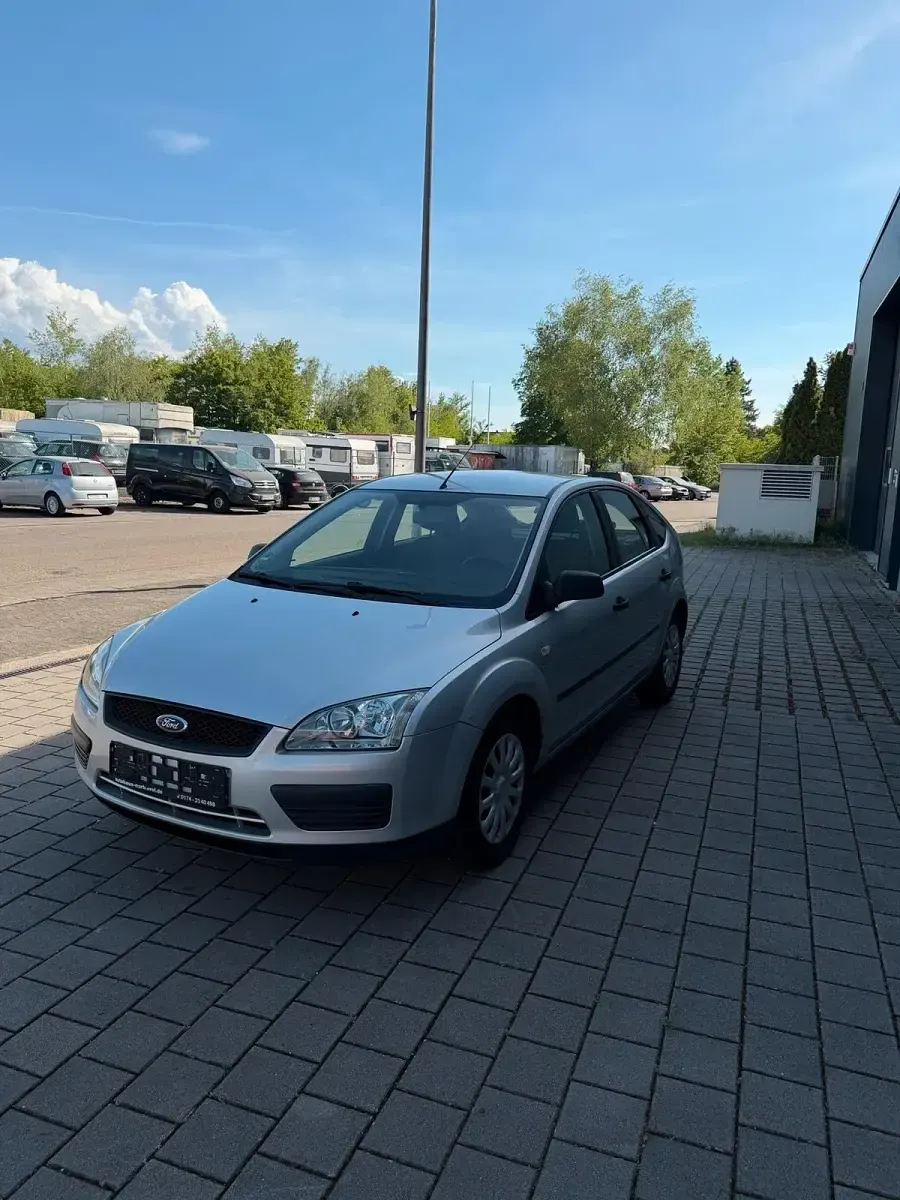 Gebraucht Ford Focus Ambiente 101 PS (74 kW) 2005 Silber Limousine