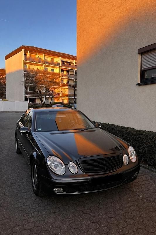 Gebraucht Mercedes E220 150 PS (110 kW) 2003 Schwarz Limousine