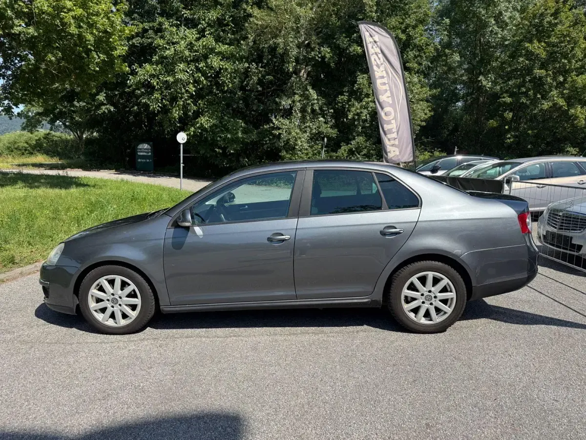 Gebraucht VW Jetta Trendline 105 PS (77 kW) 2009 Grau Limousine