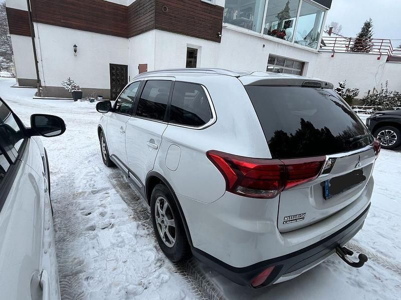 Gebraucht Mitsubishi Outlander Plus 150 PS (110 kW) 2015 Weiß SUV