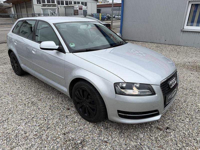 Gebraucht Audi A3 Attraction 105 PS (77 kW) 2012 Eissilber metallic Kleinwagen