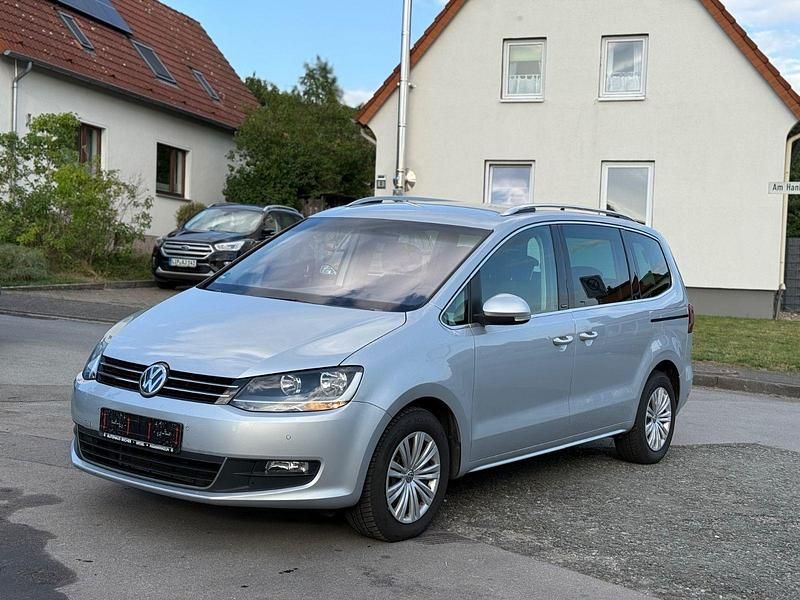 Silber Gebraucht 2017 VW Sharan Comfortline Van / Kleinbus | 15.990 € (Superpreis) - Bild 1/4