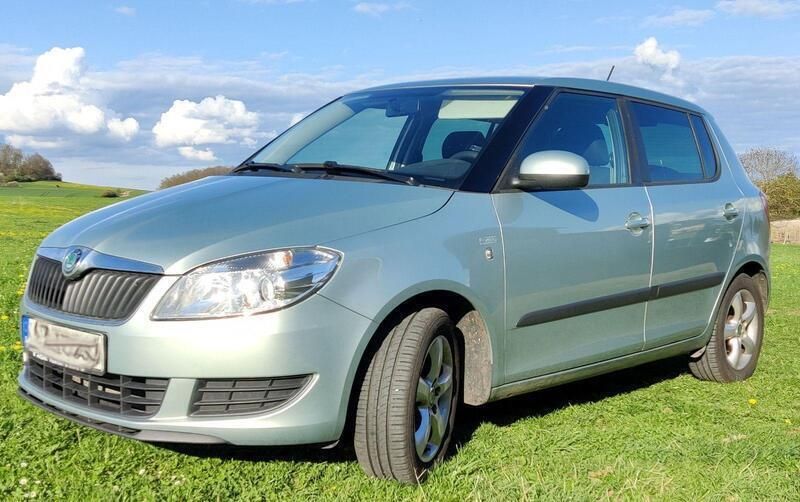 Grün Gebraucht 2012 Skoda Fabia Ambition Kleinwagen | 5.200 € (Etwas zu teuer) - Bild 1/4