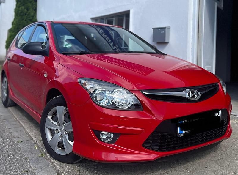 Rot Gebraucht 2011 Hyundai i30 Limousine | 1.950 € (Superpreis) - Bild 1/4