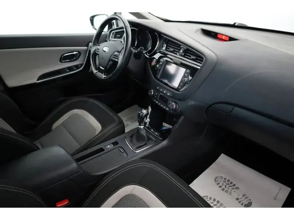 Gebraucht Kia Ceed Spirit 136 PS (100 kW) 2015 Deluxe white (metallic) Kleinwagen