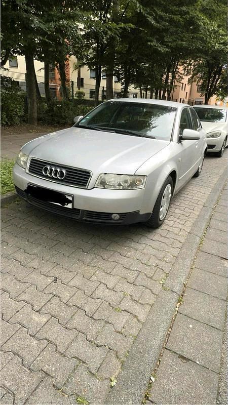 Grau Gebraucht 2002 Audi A4 Limousine | 900 € (Superpreis) - Bild 1/4