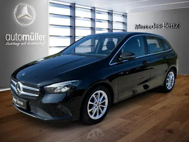 Metalliclack kosmosschwarz Gebraucht 2020 Mercedes B180 Progressive Van / Kleinbus | 22.890 € (Guter Preis) - Bild 1/4