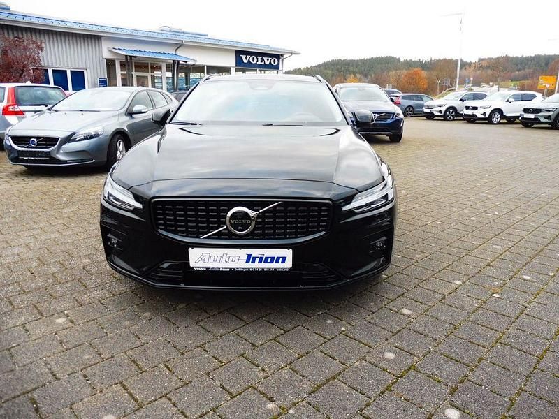 Gebraucht Volvo V60 Plus 197 PS (144 kW) 2025 Onyx black / metallic Kombi