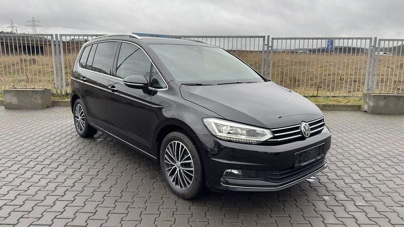 Gebraucht VW Touran Highline 150 PS (110 kW) 2020 Deep black perleffekt Van / Kleinbus