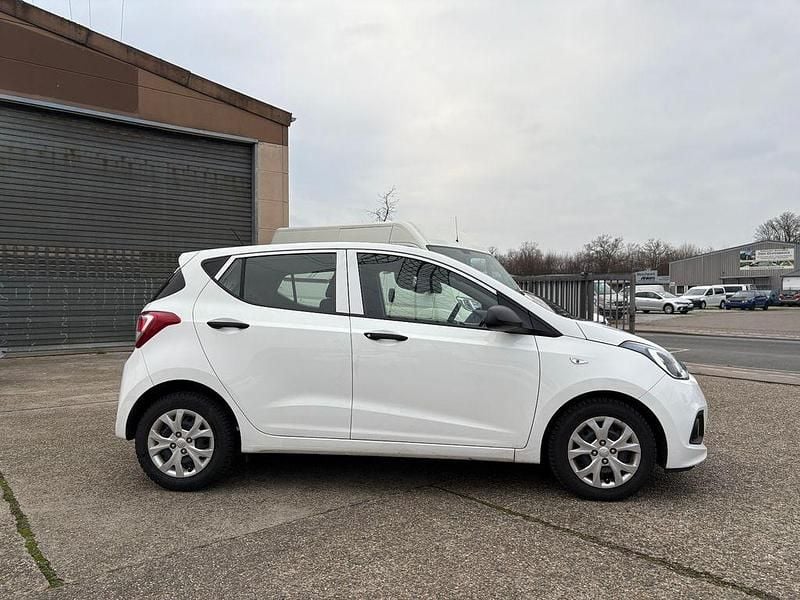 Gebraucht Hyundai i10 Basis 67 PS (49 kW) 2016 Weiß Kleinwagen