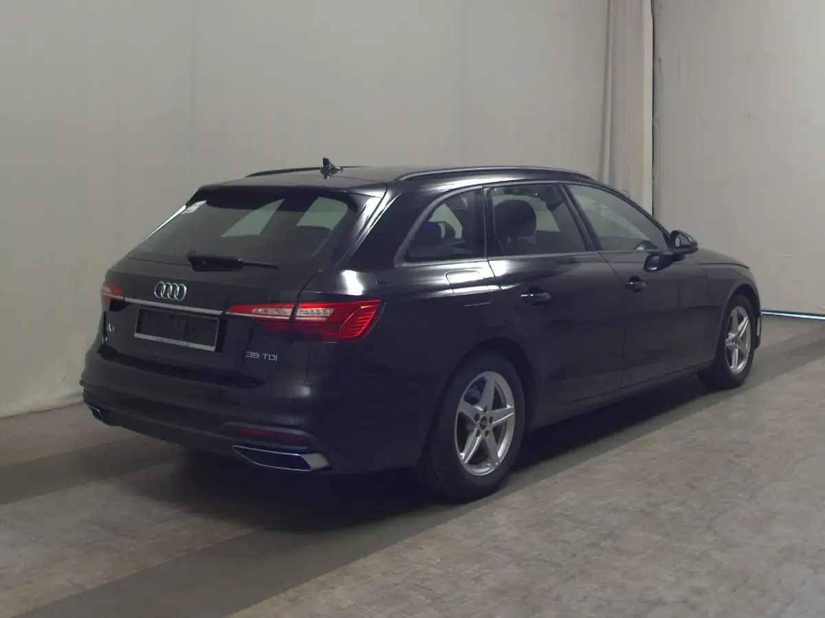 Gebraucht Audi A4 Basis 163 PS (119 kW) 2022 Schwarz Kombi