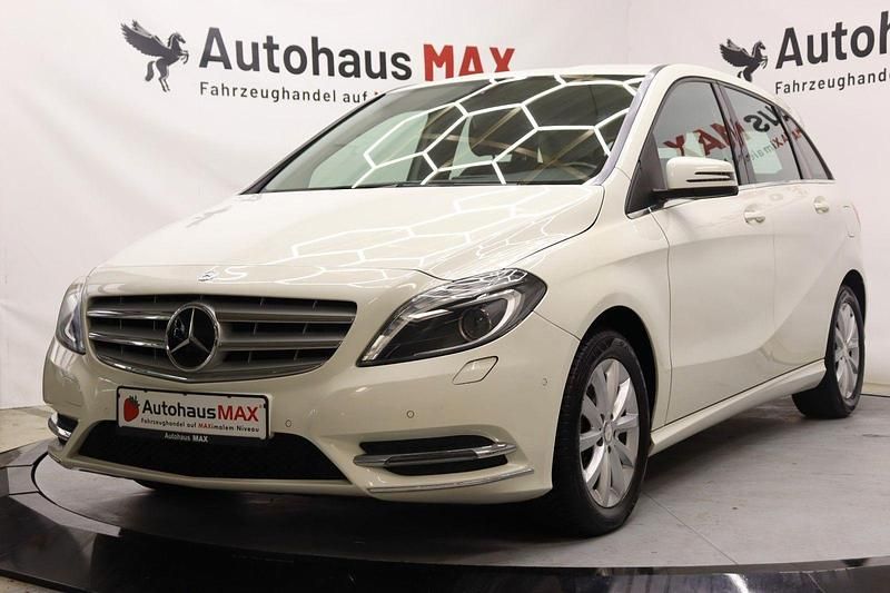 Gebraucht Mercedes B200 156 PS (114 kW) 2014 Calcitweiss/zirrusweiss Van / Kleinbus