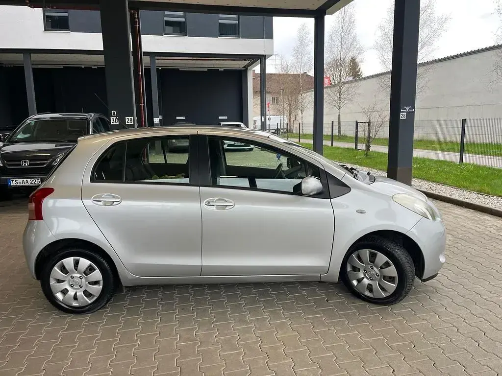 Gebraucht Toyota Yaris Basis 69 PS (50 kW) 2006 Silber Limousine