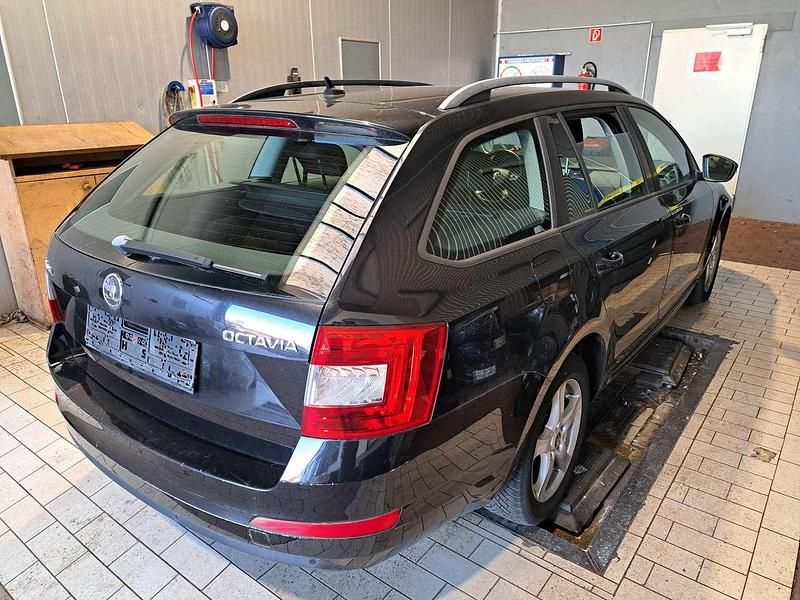 Gebraucht Skoda Octavia Ambition 150 PS (110 kW) 2014 Schwarzmagic perleffekt Kombi