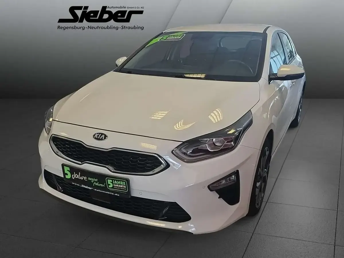 Gebraucht Kia Ceed Spirit 160 PS (117 kW) 2022 Deluxeweiss met. Kleinwagen