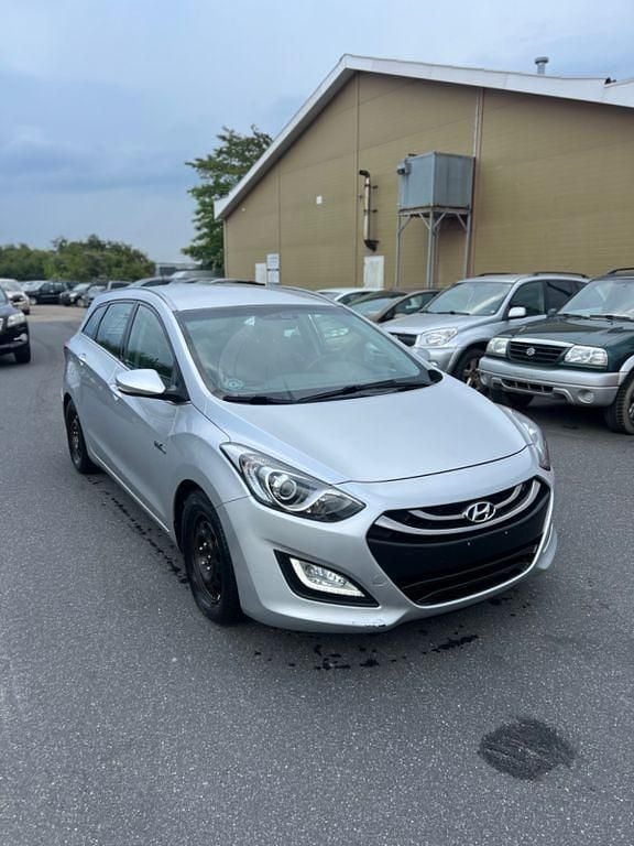 Silber Gebraucht 2013 Hyundai i30 Classic Kombi | 2.700 € (Guter Preis) - Bild 1/4