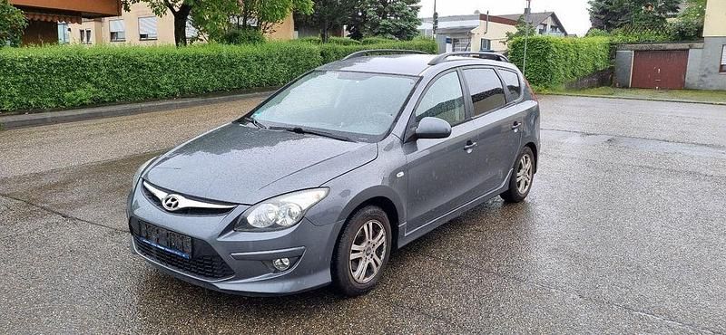 Gebraucht Hyundai i30 105 PS (77 kW) 2011 Grau Kombi