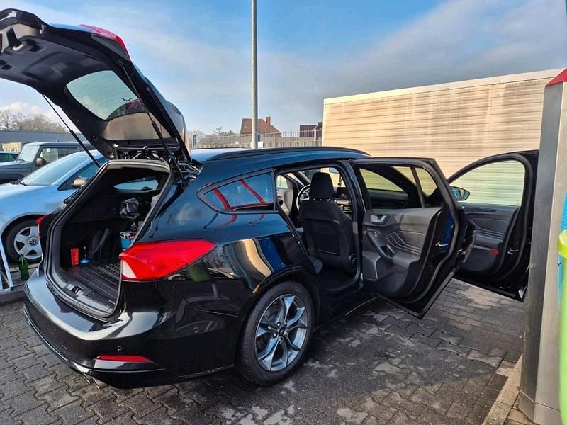 Schwarz Gebraucht 2020 Ford Focus ST-Line Kombi | 9.500 € (Superpreis) - Bild 1/4