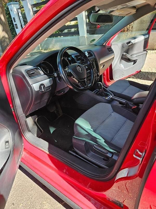Gebraucht VW Jetta 150 PS (110 kW) 2015 Rot Limousine