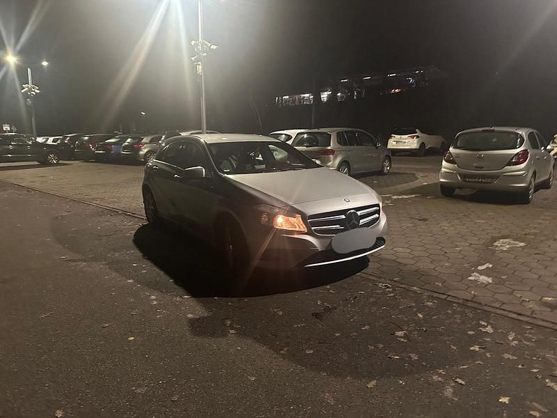 Gebraucht Mercedes A180 132 PS (97 kW) 2013 Silber Kleinwagen