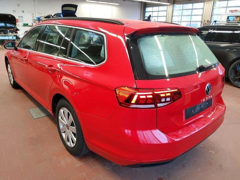 Gebraucht VW Passat Business 122 PS (89 kW) 2023 Tornadorot Kombi