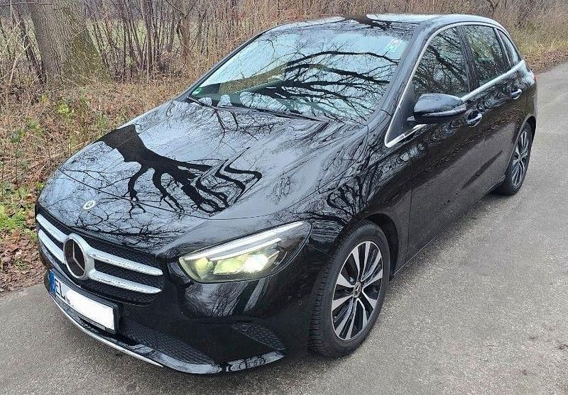 Schwarz Gebraucht 2022 Mercedes 180 Limousine | 22.990 € (Superpreis) - Bild 1/4