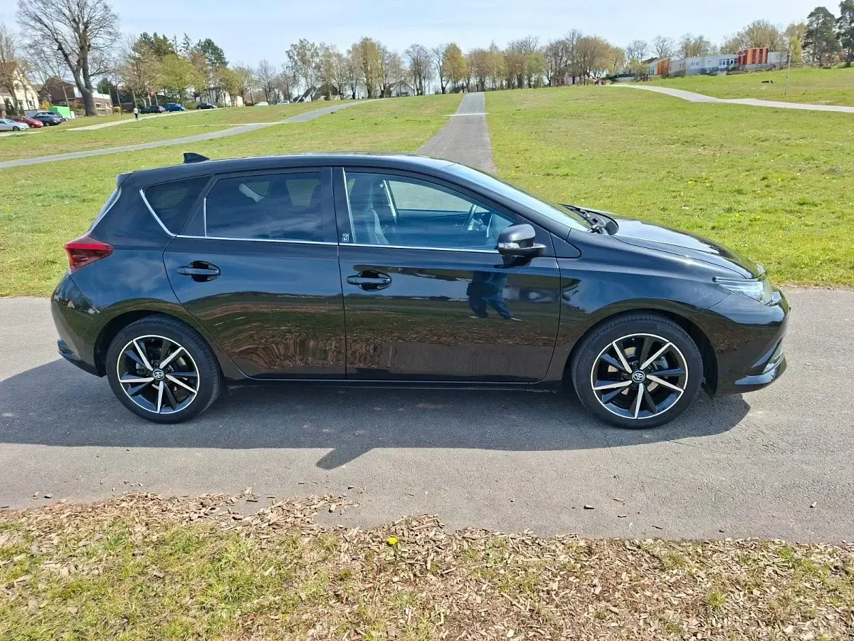 Gebraucht Toyota Auris Team 116 PS (85 kW) 2019 Schwarz Kleinwagen