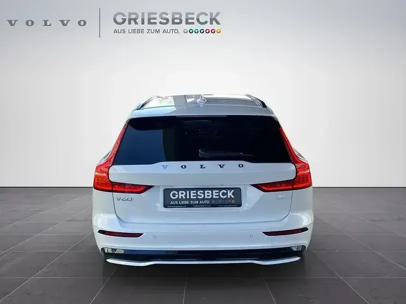 Gebraucht Volvo V60 Plus 455 PS (334 kW) 2023 Crystal white pearl / metallic Kombi