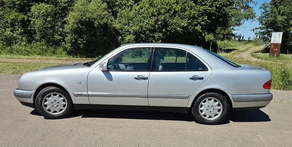 Gebraucht Mercedes E240 Elegance 170 PS (125 kW) 1998 Silber Limousine