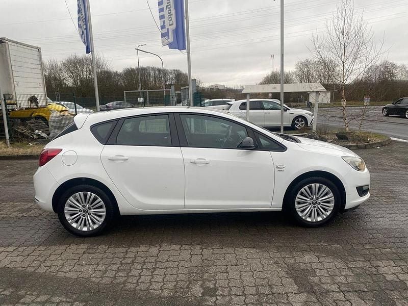 Gebraucht Opel Astra Active 131 PS (96 kW) 2013 Weiß Limousine
