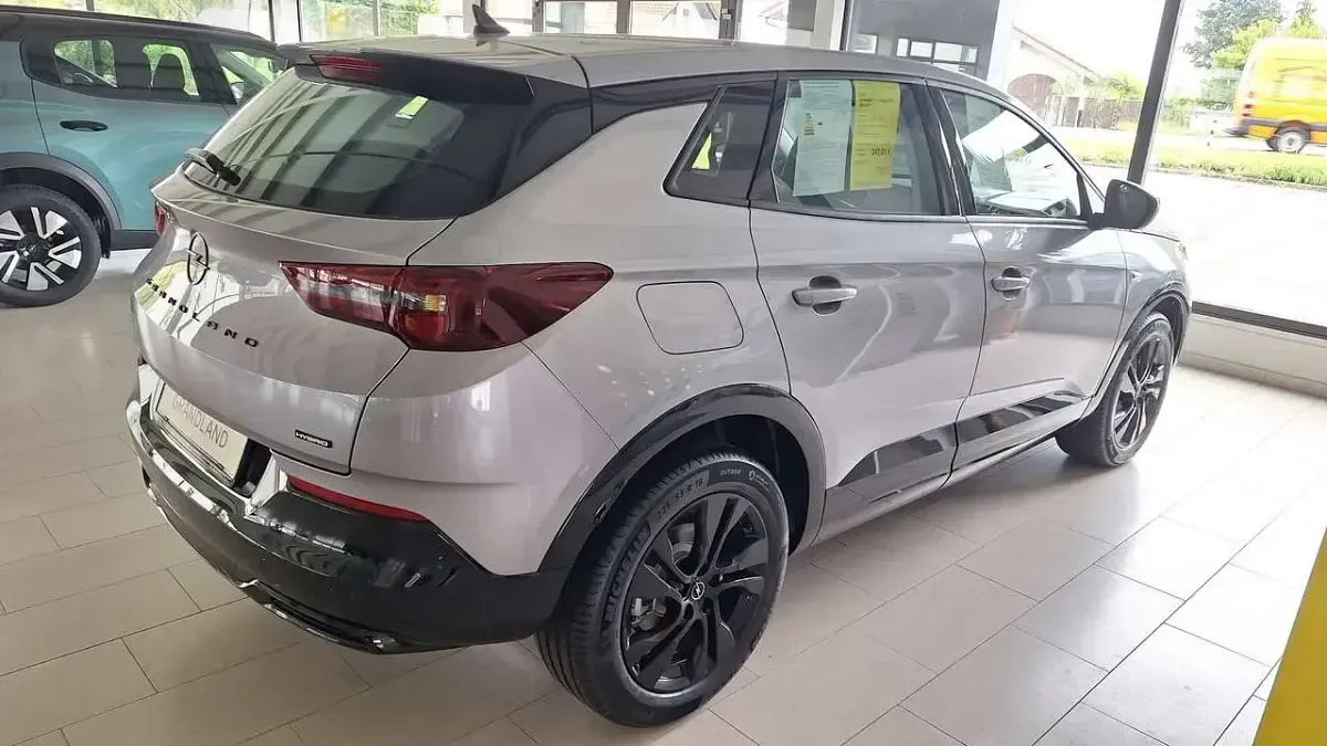 Gebraucht Opel Grandland X 136 PS (100 kW) 2024 Quarzsilber SUV