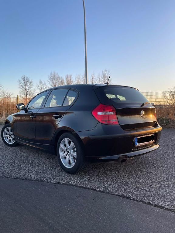 Gebraucht BMW 116 122 PS (89 kW) 2010 Schwarz Kleinwagen