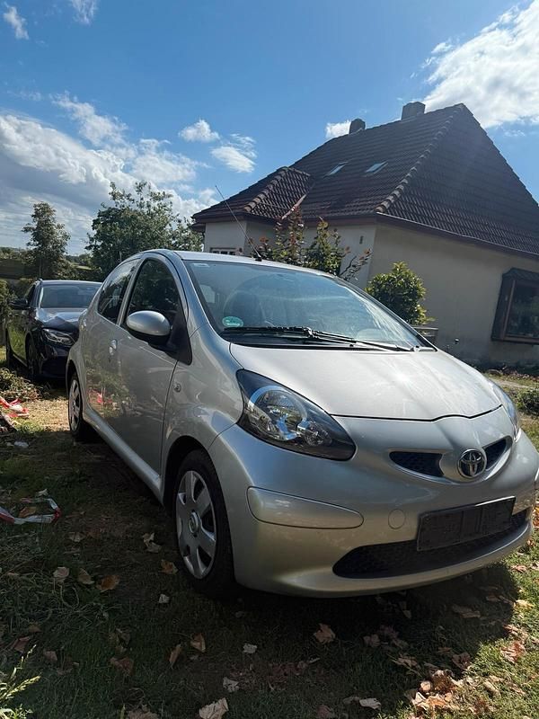 Silber Gebraucht 2006 Toyota Aygo Kleinwagen | 2.499 € (Etwas zu teuer) - Bild 1/4