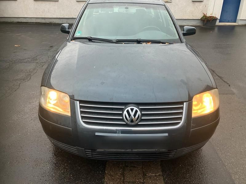 Grau Gebraucht 2002 VW Passat Kombi | 700 € (Superpreis) - Bild 1/4
